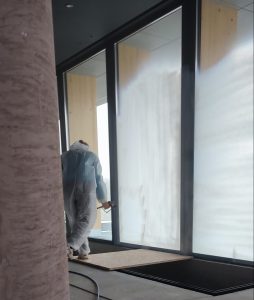 aplicare folie pe geam